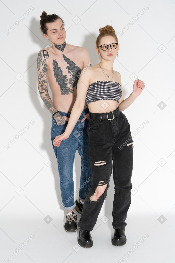 Jeune couple posant ensemble