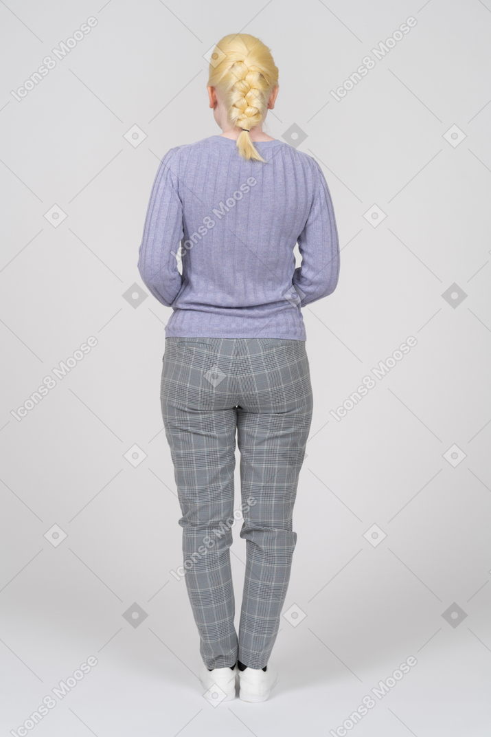 Vista traseira de uma mulher em roupas casuais