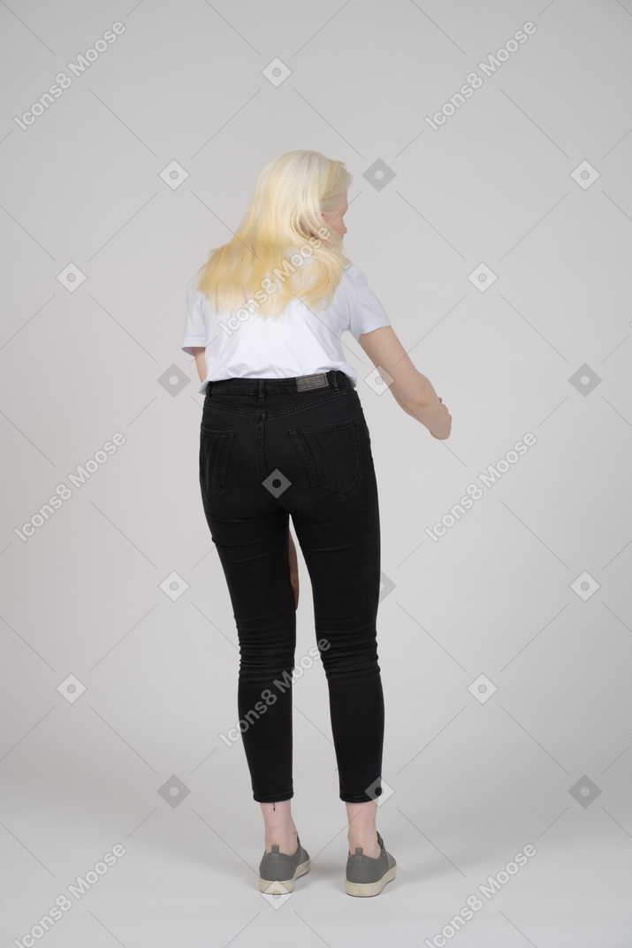 Vista traseira de uma mulher inclinada para a frente e gesticulando