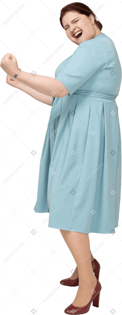 Vista lateral de uma mulher feliz em um vestido azul gesticulando
