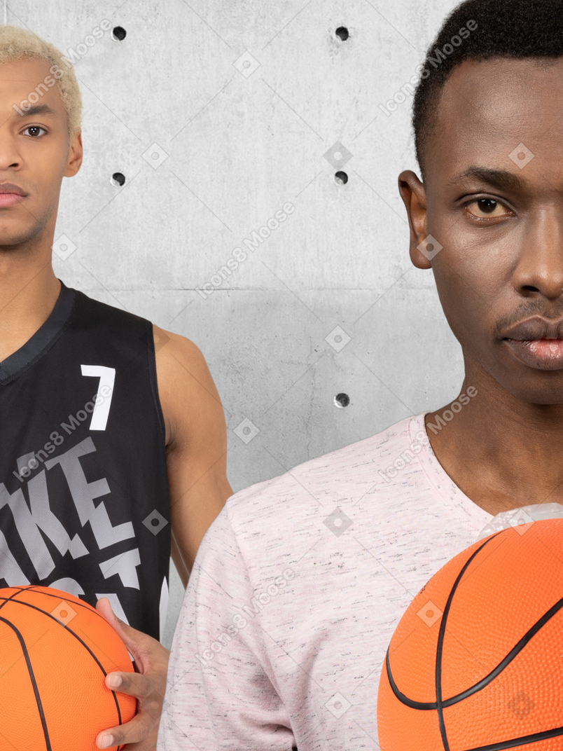 Close-up de dois jogadores de basquete