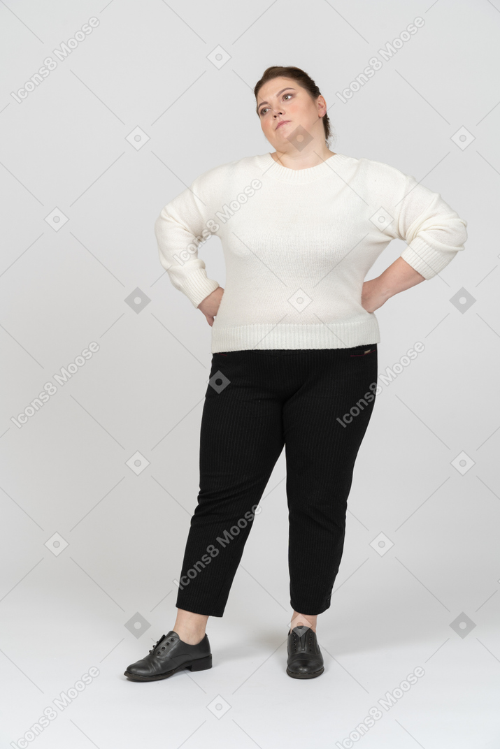 Femme de taille plus dans des vêtements décontractés debout avec des hans sur les hanches