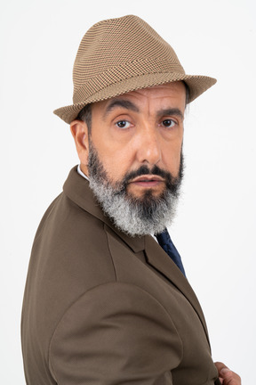 Mature bel homme coiffé d'un chapeau