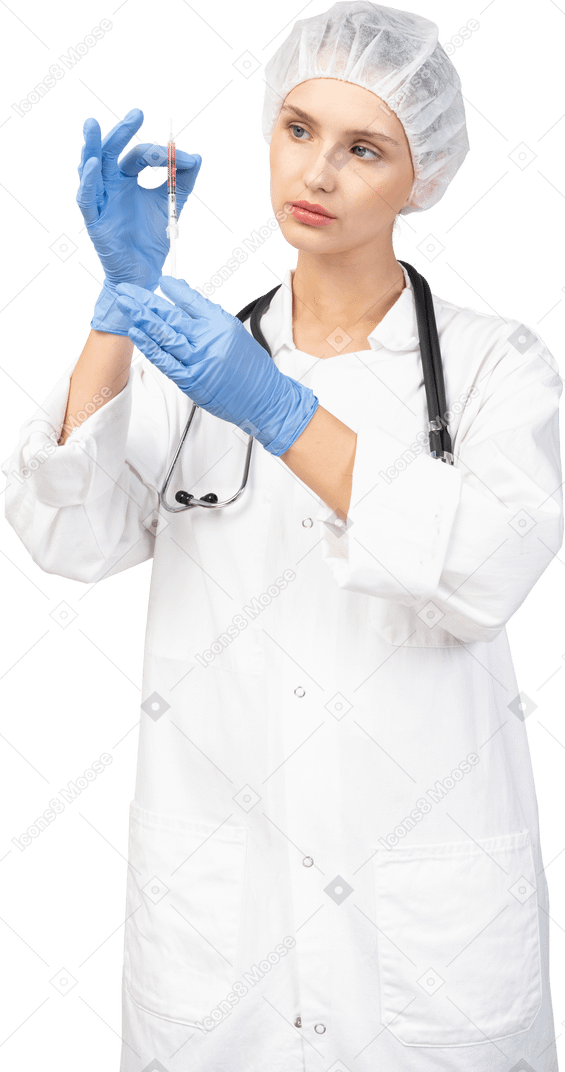 Vista frontale di una giovane dottoressa che tiene in mano una siringa