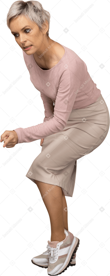 Vista frontal de una mujer en ropa casual haciendo un gesto de advertencia