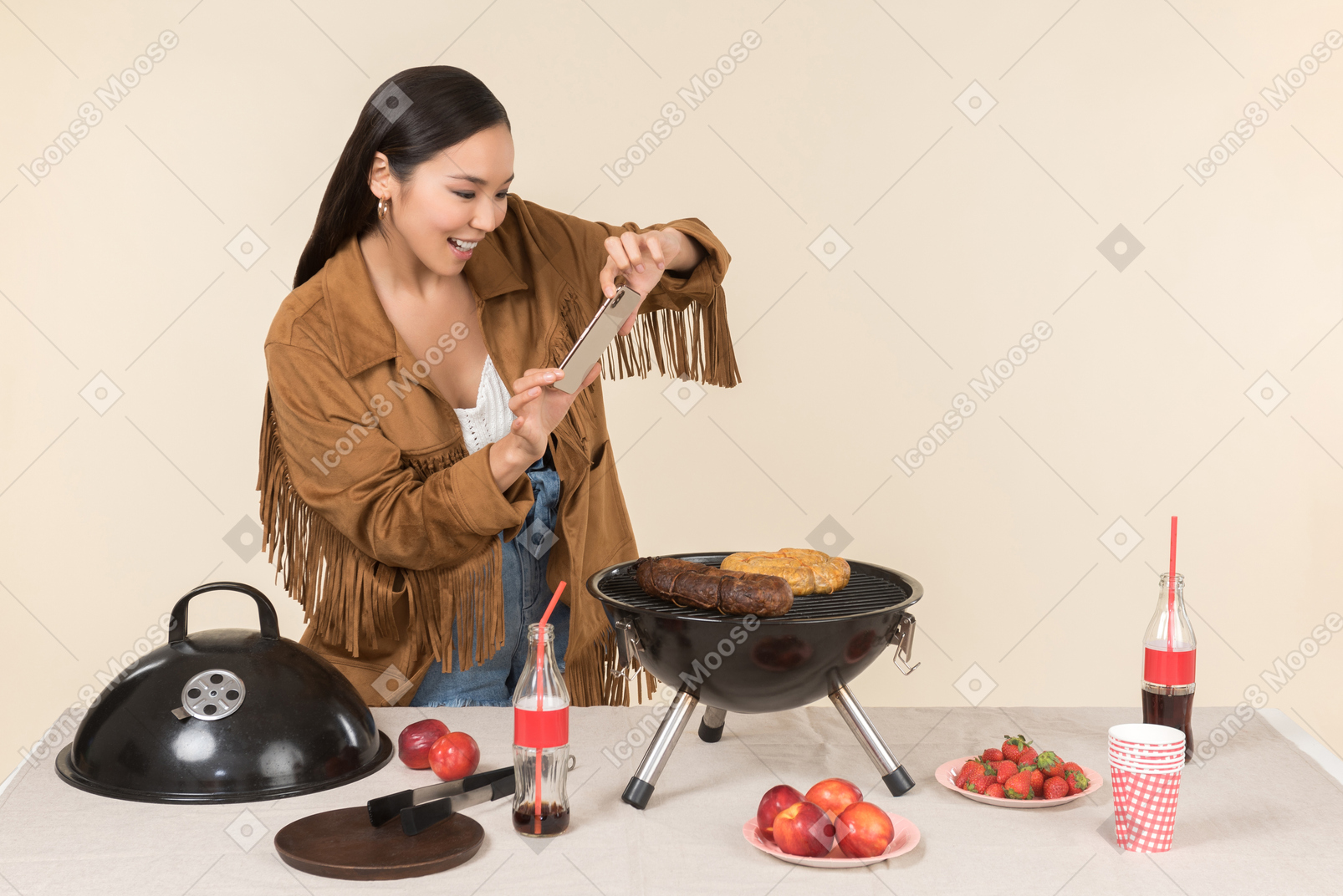 Giovane ragazza asiatica che ha problemi con il barbecue