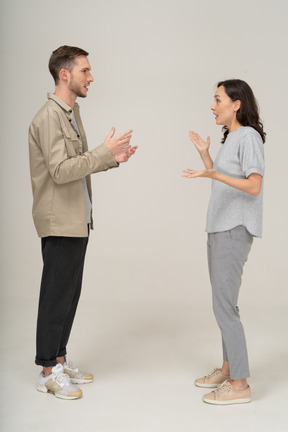 Vue latérale d'un jeune couple se parlant