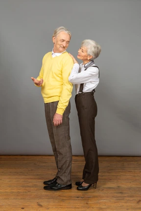 Pareja casada sonriente haciendo fila