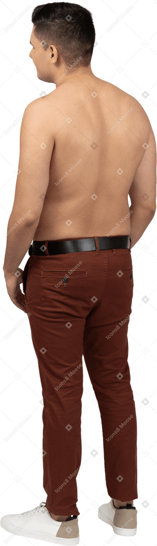 Vista posteriore di tre quarti di un uomo latino a torso nudo con le mani giunte