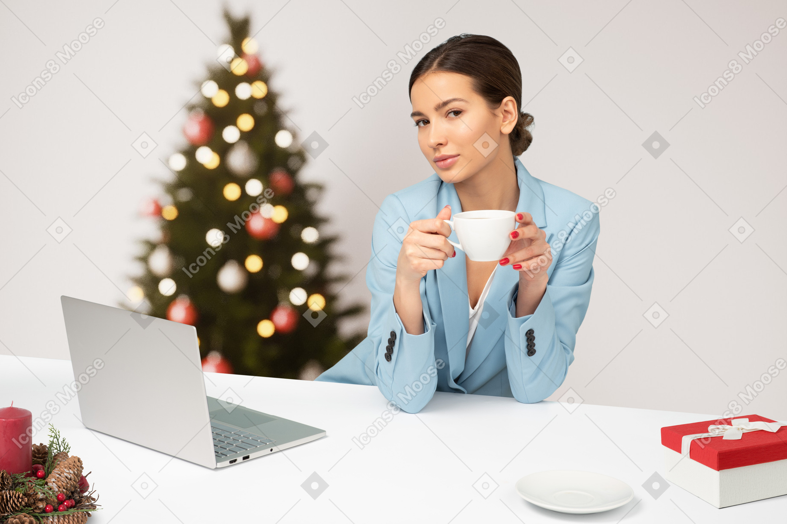Mujer de negocios trabajando antes de navidad