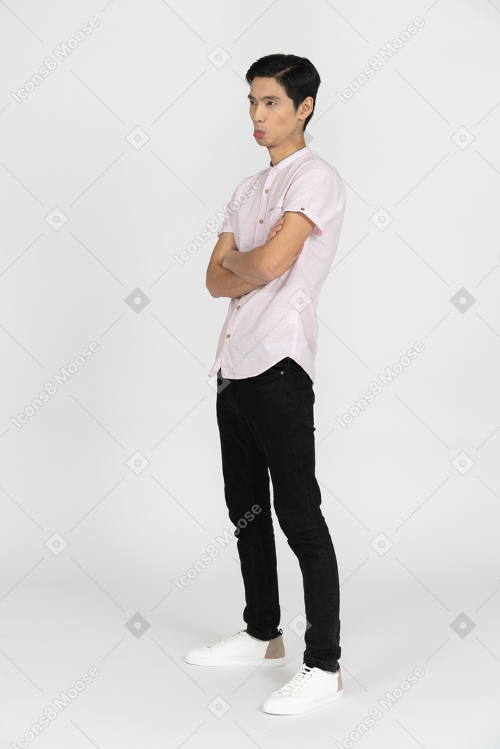 Mann in freizeitkleidung stehend