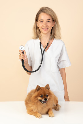 Atractivo veterinario listo para examinar un spitz