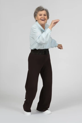 Anciana bailando