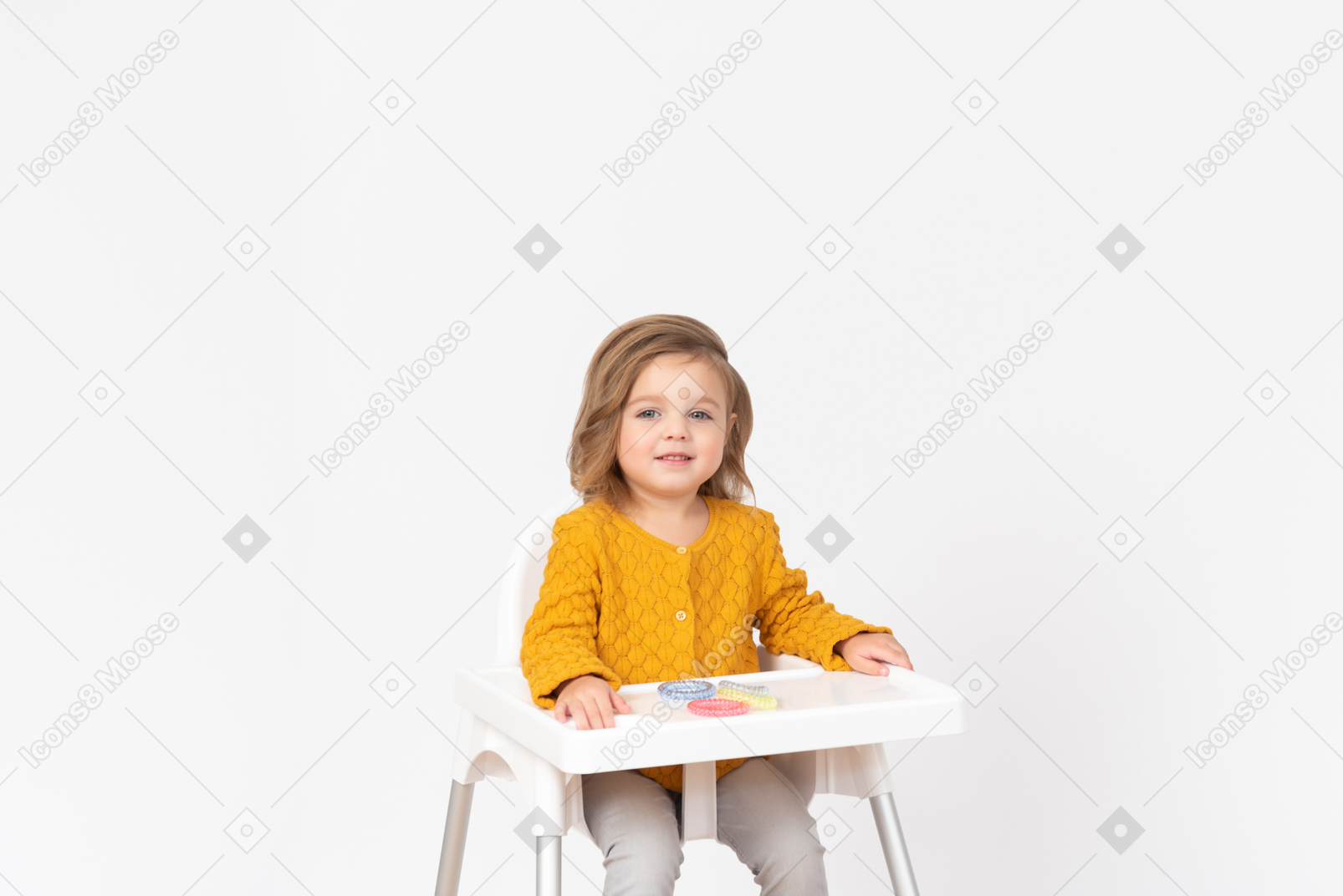 Bebê fofo menina localização em uma cadeira alta