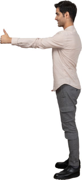 Hombre en camisa mostrando el pulgar hacia arriba
