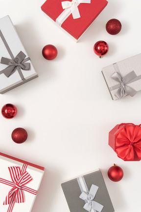 Cajas de navidad y juguetes de arbol de navidad.