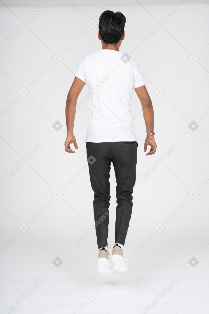 Homme en t-shirt blanc sautant