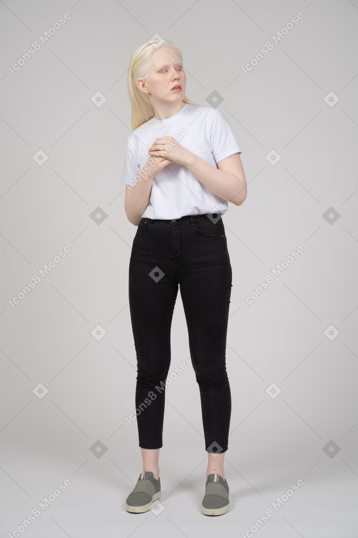 Vue de face d'une jeune femme en vêtements décontractés à côté