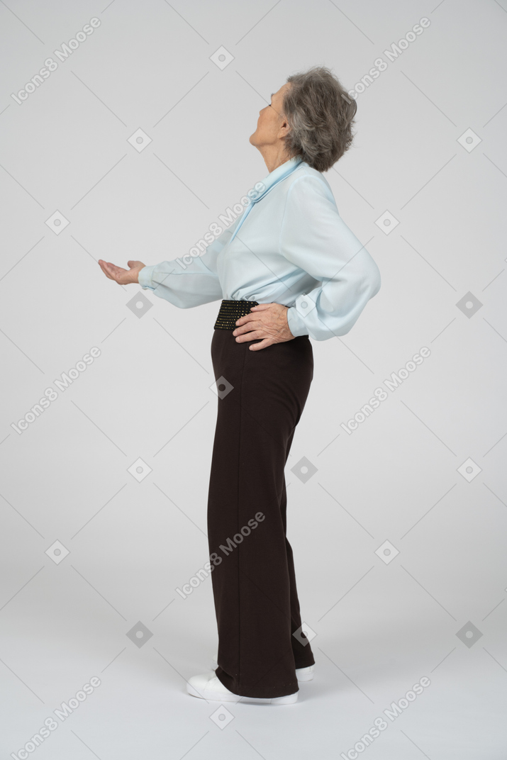 Вид сбоку на пожилую женщину, протягивающую руку
