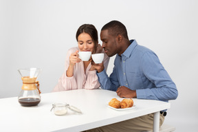 Il caffè ha un sapore migliore se lo prendo con te