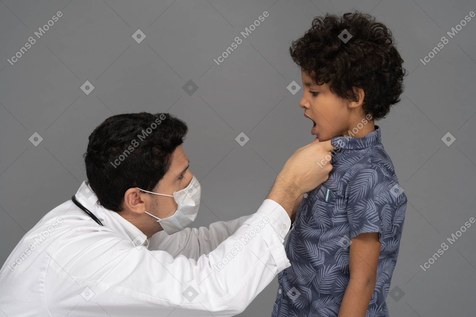 소년의 입을 검사하는 의사