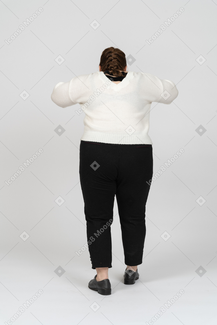 Vista posteriore di una donna grassoccia in abiti casual