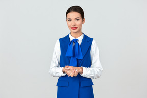 Bellissimo assistente di volo in uniforme blu