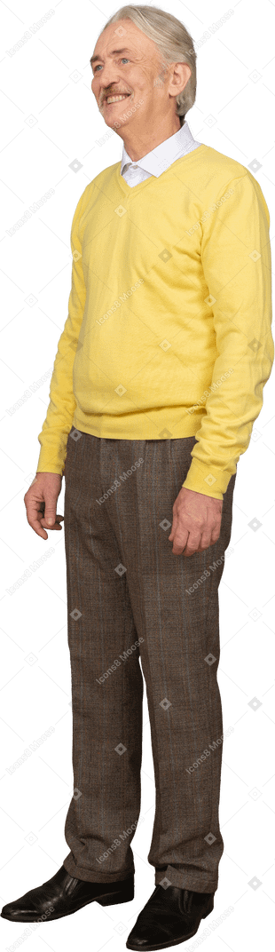 노란색 스웨터를 입고 옆으로보고 웃는 노인의 3/4보기