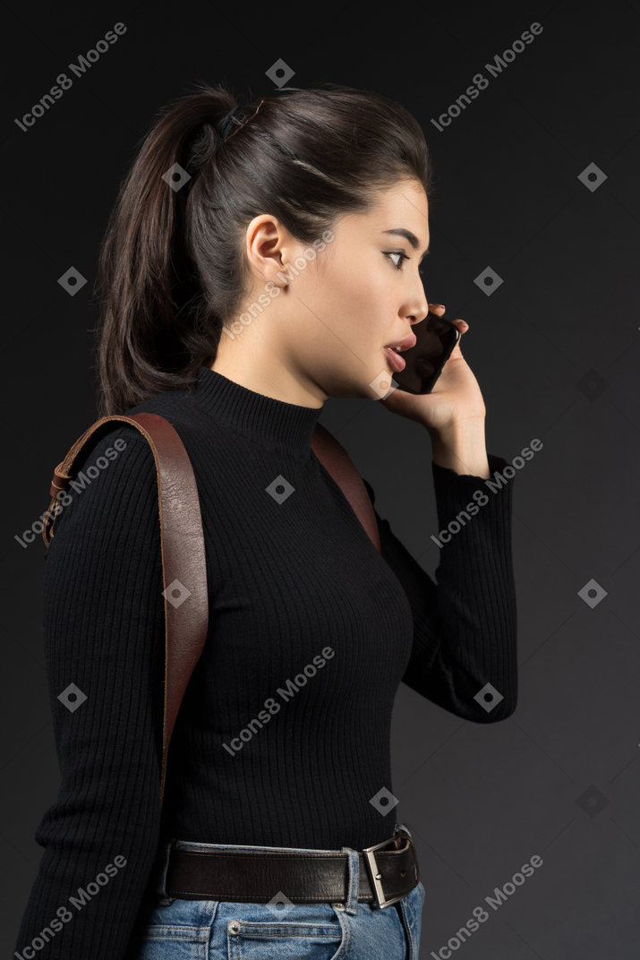 Jovem mulher falando por telefone