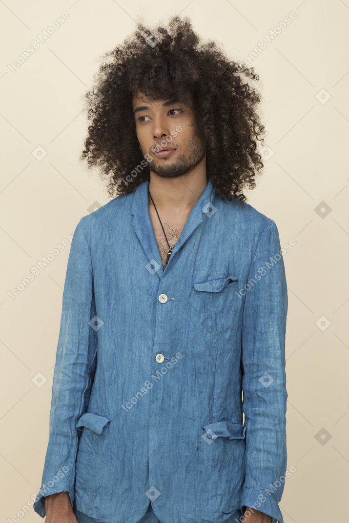 Africana con grandi capelli ricci che indossa una tuta di jeans