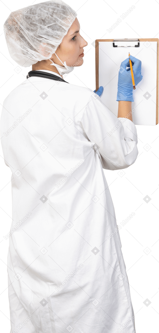 Vue de face d'une jeune femme médecin prenant des notes sur sa tablette