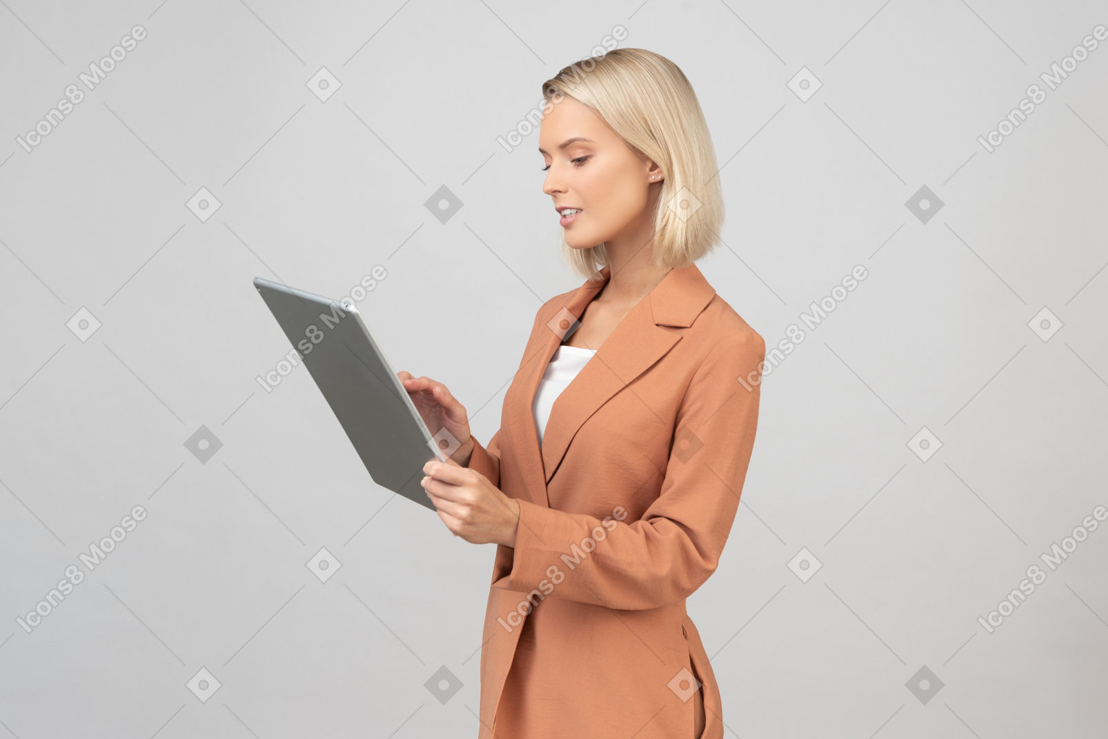 年轻漂亮的女人抱着数字平板电脑