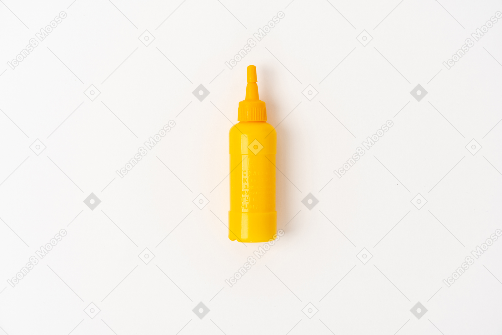 Botella de plástico sobre fondo blanco