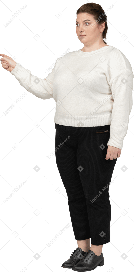 Женщина больших размеров в белом свитере показывает пальцем