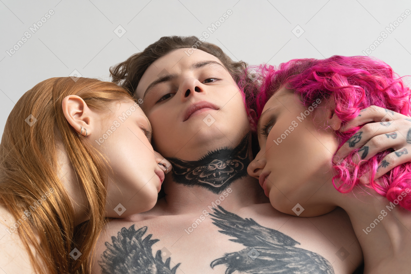 一緒に寝ている3人の青少年のグループ