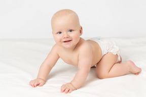 Bambino sorridente che esamina la macchina fotografica