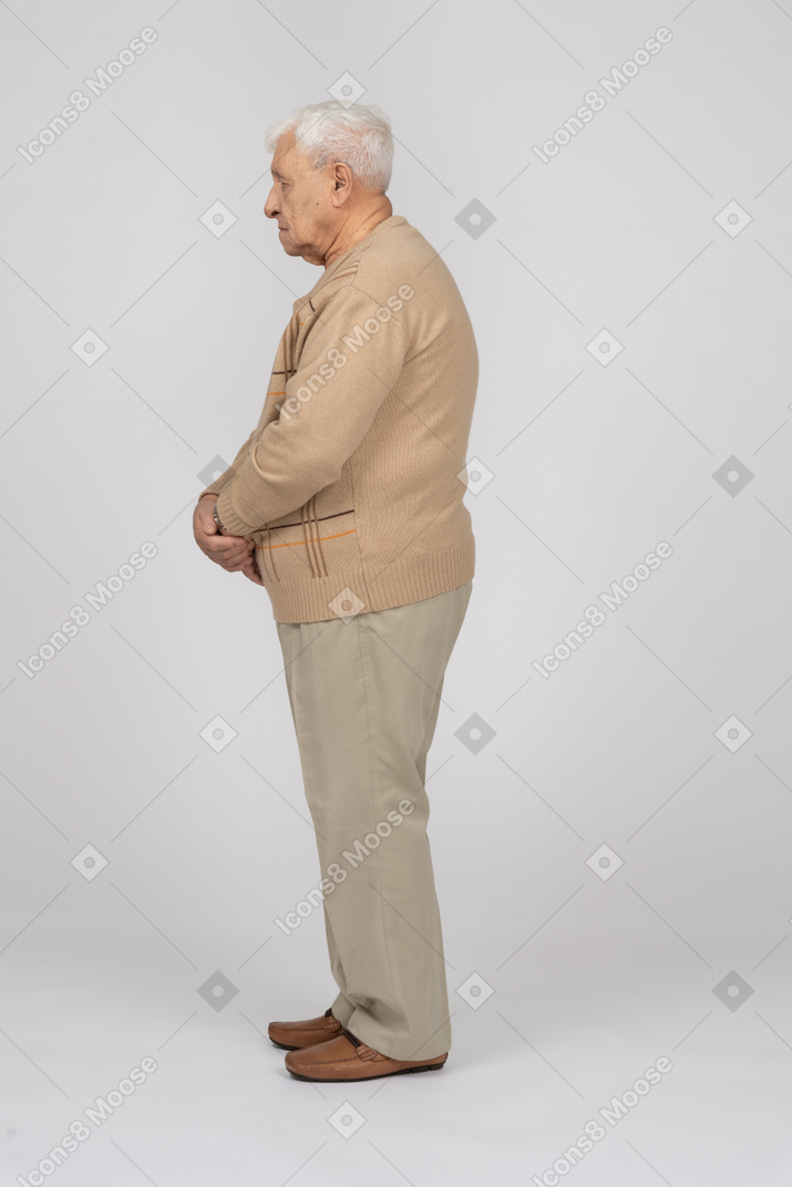 Vieil homme dans des vêtements décontractés, debout dans le profil