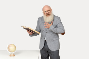 Viejo profesor sorprendido leyendo un libro