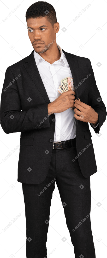 一个穿着黑色西装的年轻人把钞票放进口袋的前视图