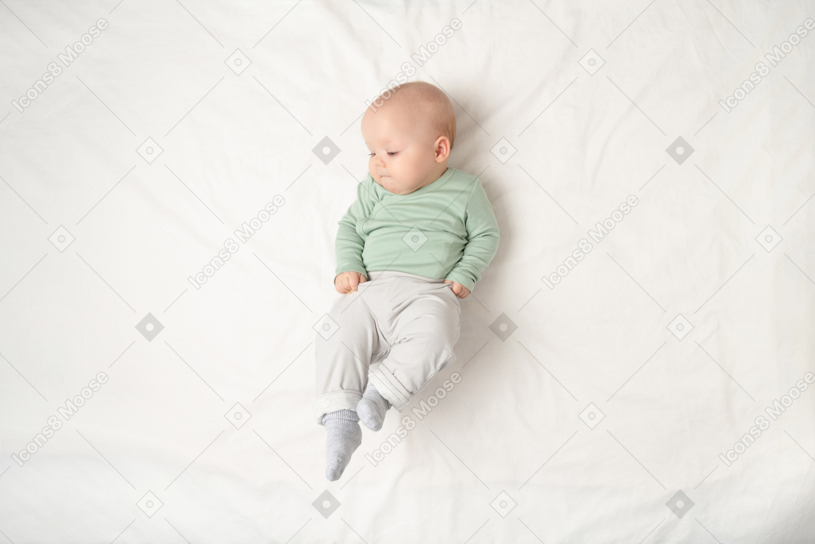 Petite fille couchée sur le ventre