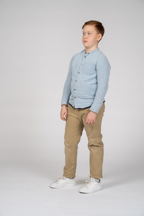 Вид спереди симпатичного мальчика в повседневной одежде