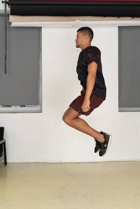 Молодой человек в спортивной одежде прыгает