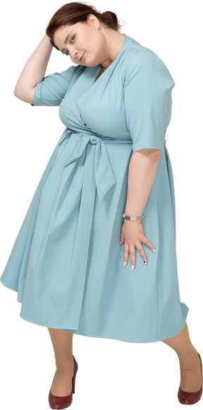 Vista frontal de uma mulher de vestido azul posando