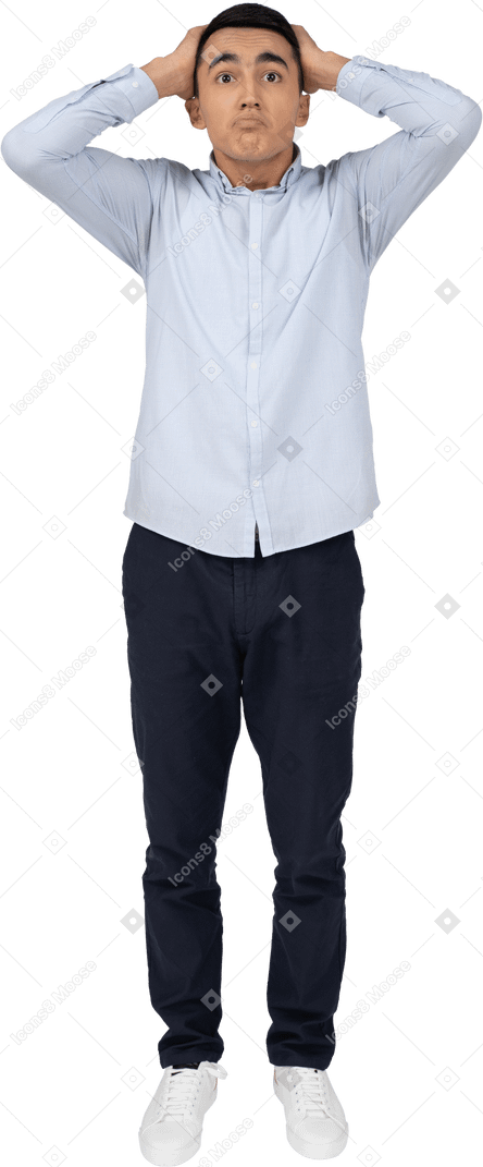 Hombre en ropa casual de pie