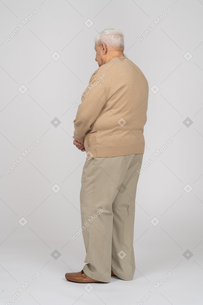 Seitenansicht eines alten mannes in freizeitkleidung