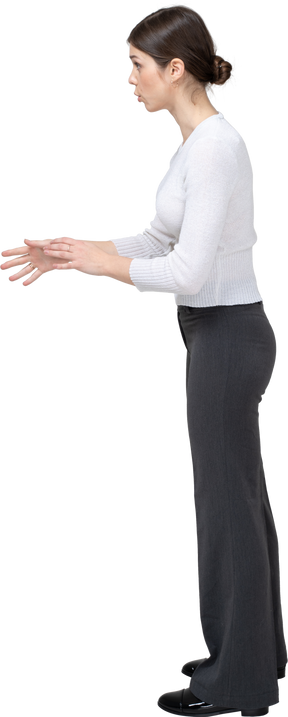 Vista lateral de uma mulher com roupas casuais gesticulando
