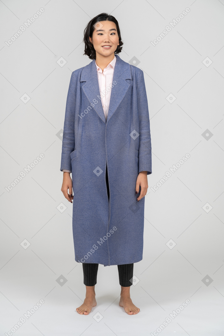 Mujer sonriente con abrigo azul cruzando los ojos