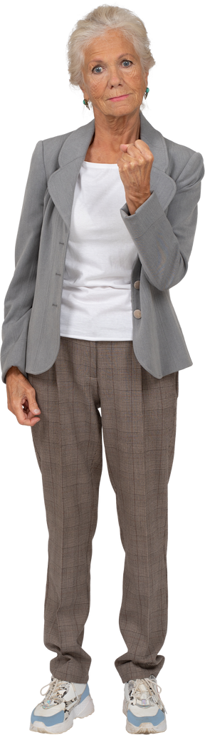 Vista frontal de uma senhora idosa de terno mostrando o punho