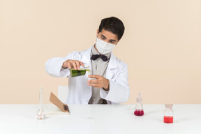 Joven científico masculino trabajando en un laboratorio