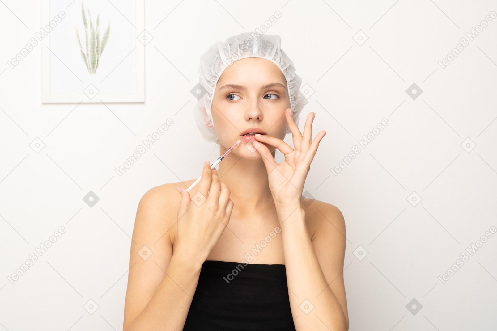Mujer haciendo inyección de labios mientras mira a otro lado